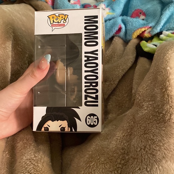 Momo yaoyorozu funko Pop - Picture 4 of 5